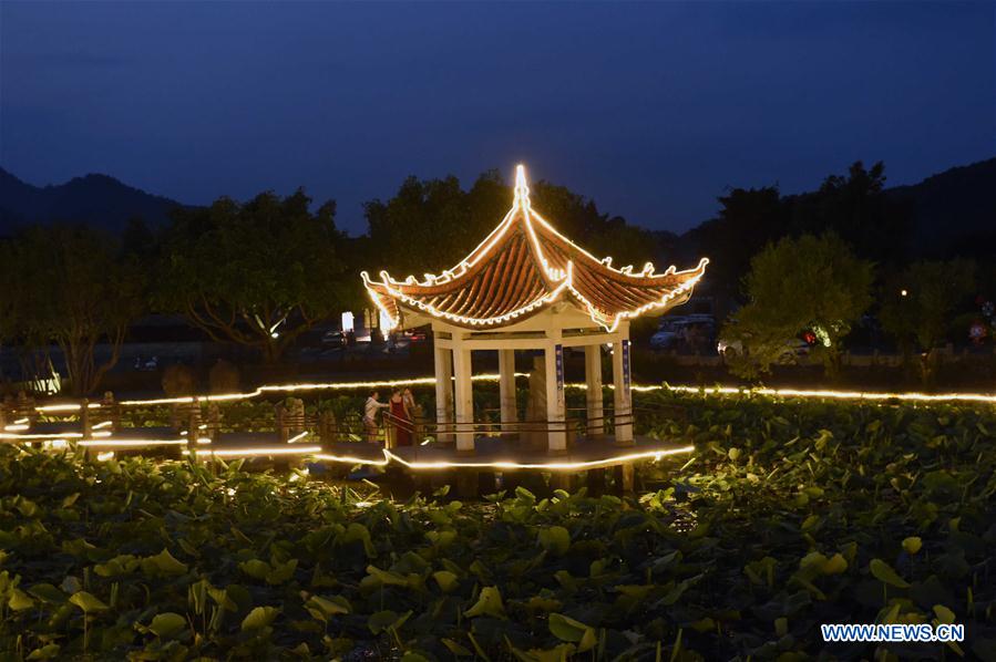 La gente disfruta de la noche en Heshun, ciudad que data de la dinastía Ming (1368-1644), en la provincia de Yunnan, el 10 de junio de 2017. (Xinhua / Yang Zongyou)