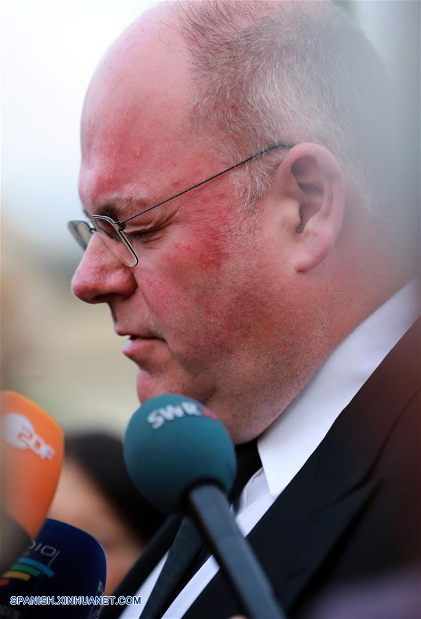 LUDWIGSHAFEN, junio 16, 2017 (Xinhua) -- El hijo del excanciller alemán Helmut Kohl, Walter Kohl, conversa con representantes de los medios de comunicación frente a la casa de su padre en Ludwigshafen, Alemania, el 16 de junio de 2017. El excanciller de Alemania Helmut Kohl falleció el viernes en su casa en Ludwigshafen a la edad de 87 a?os. Kohl fue canciller alemán de 1982 a 1998 y es conocido como el "canciller de la unidad", por su activo plan político para reunir a Alemania occidental y oriental. (Xinhua/Luo Huanhuan)