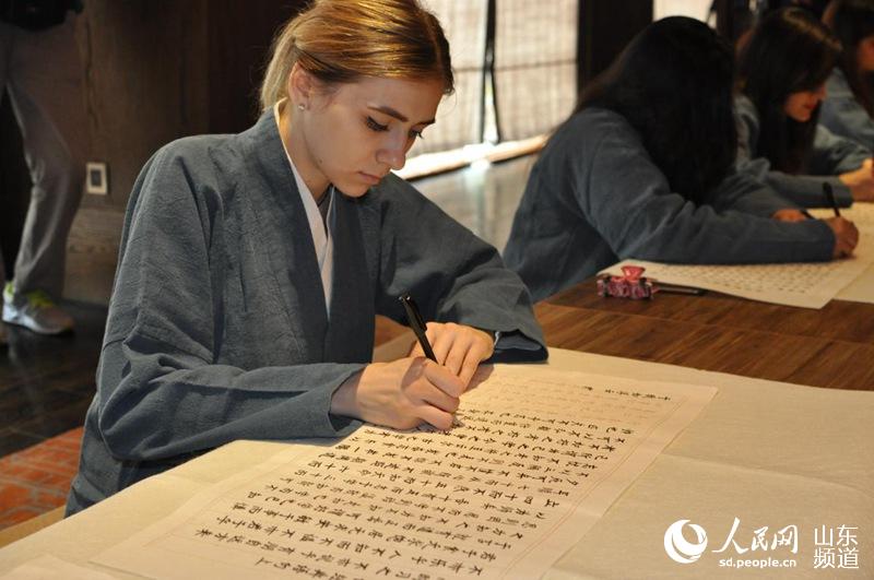 Estudiantes extranjeros experimentan la cultura tradicional china en Shandong