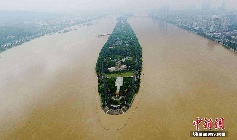 Tormentas provocan 260.000 evacuados y diques deteriorados en provincia central china