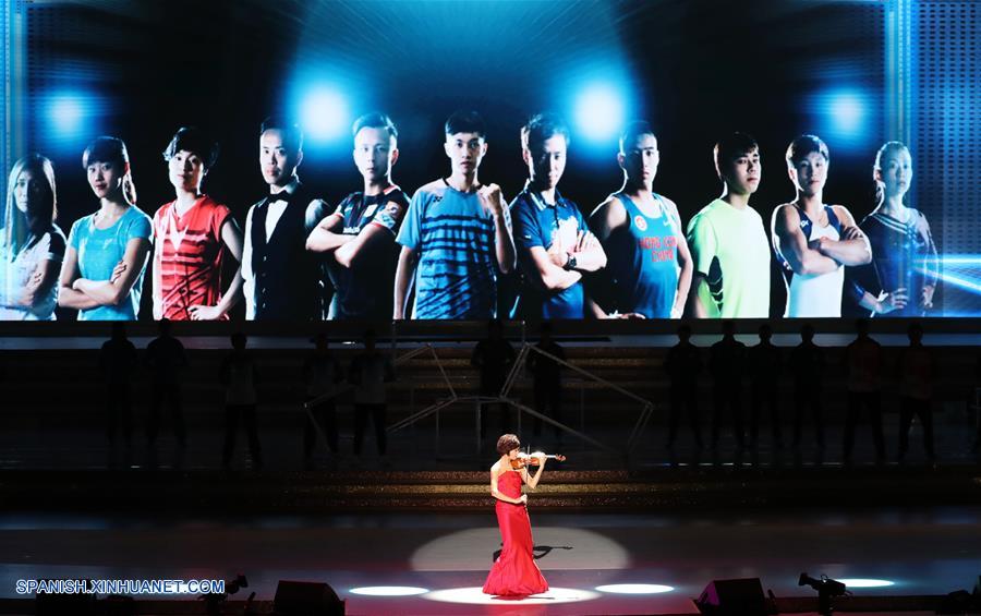 Yao Jue toca el violín durante una gala de noche llevada a cabo en celebración del 20 aniversario del retorno de Hong Kong a la patria, en Hong Kong, en el sur de China, el 30 de junio de 2017. (Xinhua/Wang Ye)