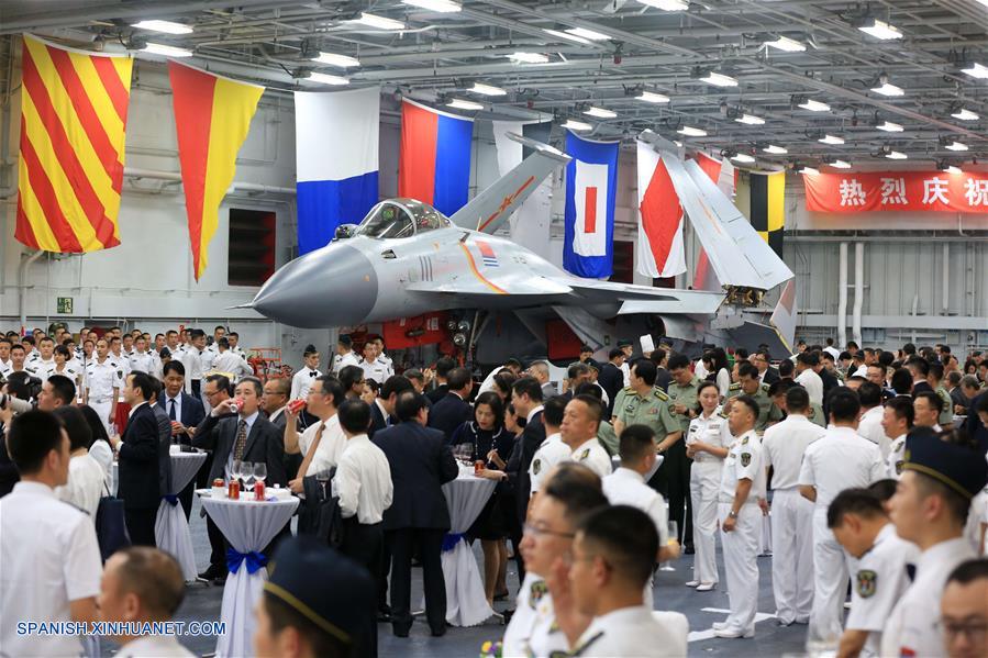 Llega a la RAEHK una flotilla que incluye al primer portaaviones chino Liaoning