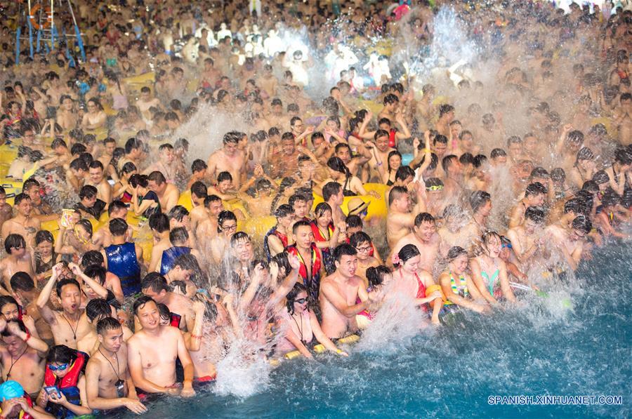 Turistas juegan en un parque acuático en Wuhan