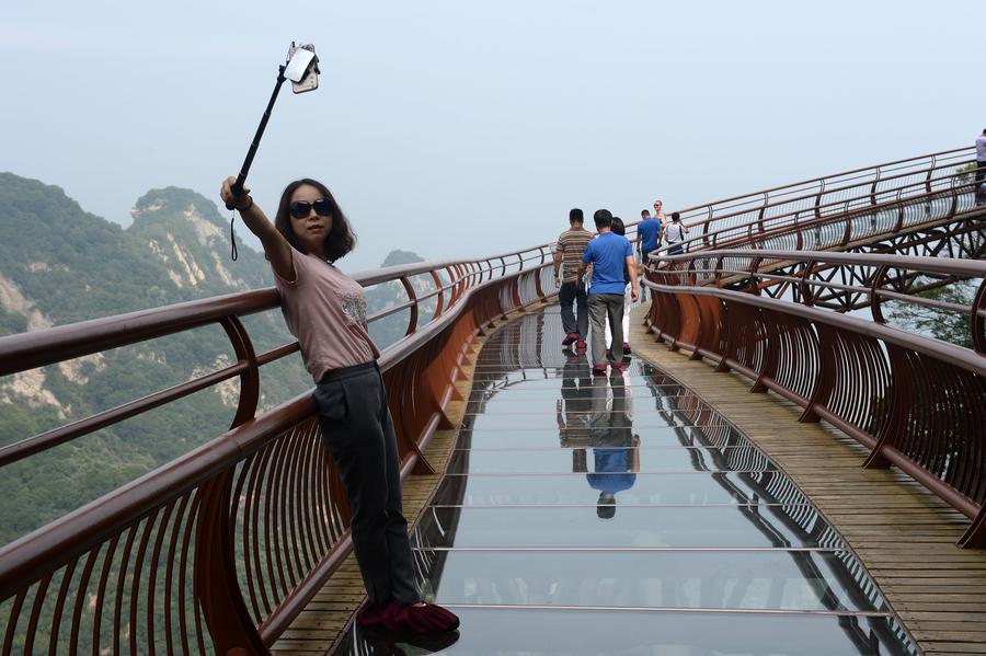 Turistas contemplan la majestuosidad de la monta?a Shaohua desde su osado mirador