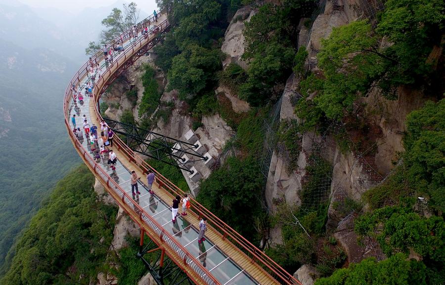 Turistas contemplan la majestuosidad de la monta?a Shaohua desde su osado mirador