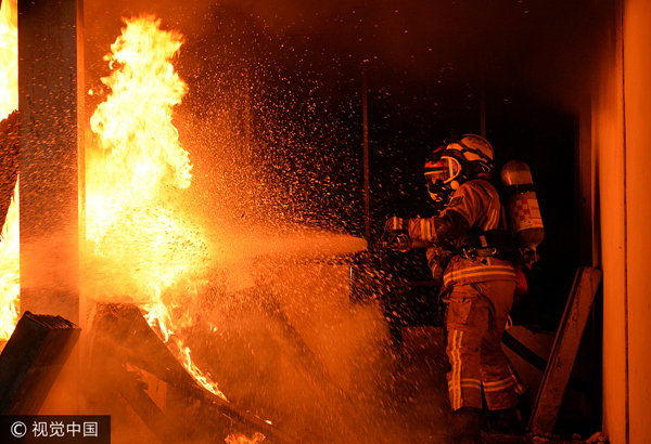 Beijing contrata a bomberos profesionales primera vez