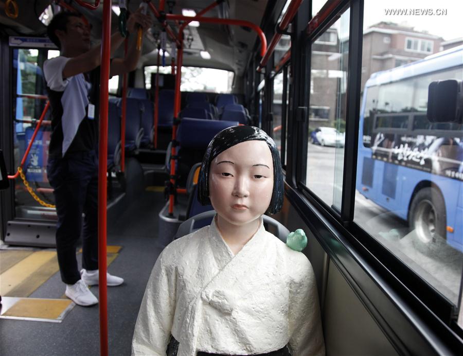 Instalan figuras de "mujeres confort" en los autobuses de Seúl