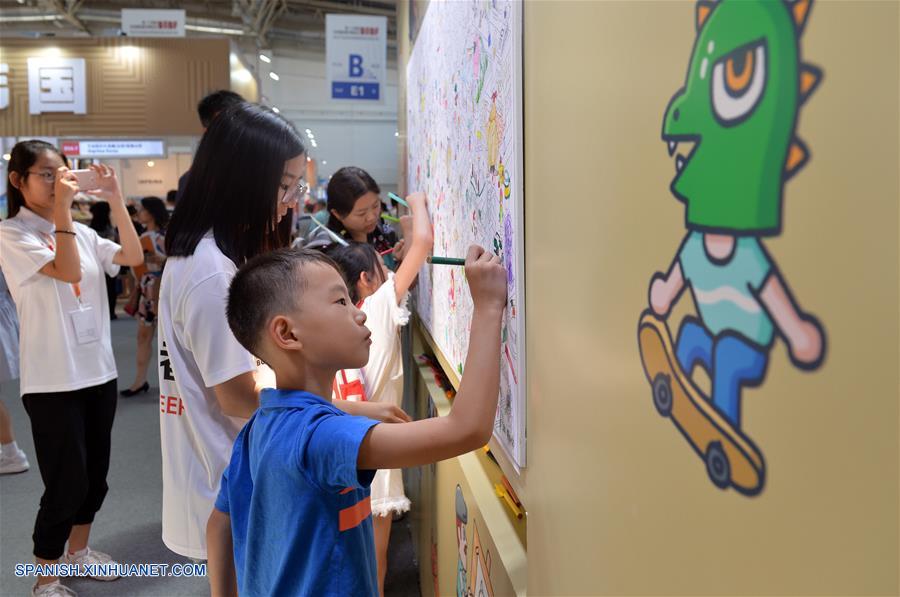 Un ni?o colorea sobre un tablero en la 24 Feria Internacional del Libro de Beijing llevada a cabo en la Nueva Sede del Centro Internacional de Exposiciones de China, en Beijing, capital de China, el 23 de agosto de 2017.  (Xinhua/Wang Huajuan) 