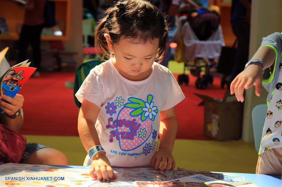 Una ni?a lee un libro durante la 24 Feria Internacional del Libro de Beijing llevada a cabo en la Nueva Sede del Centro Internacional de Exposiciones de China, en Beijing, capital de China, el 23 de agosto de 2017. (Xinhua/Liu Xianguo)