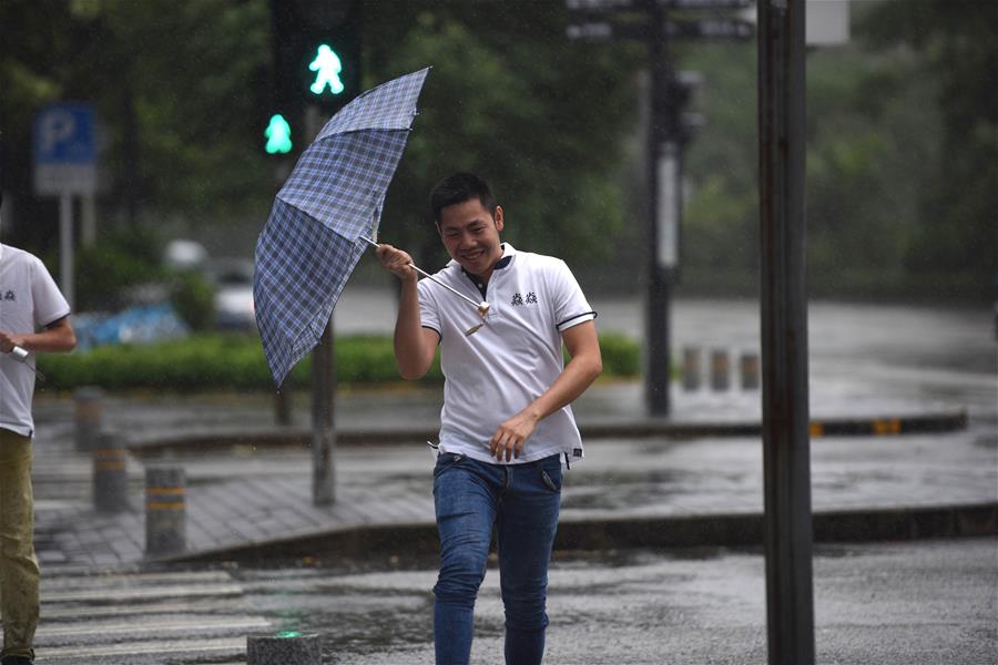 Tifón Pakhar aterriza en sur de China