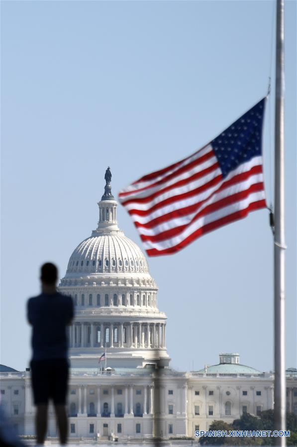 Una bandera nacional estadounidense ondea a media asta cerca de Capitol Hill para recordar a las víctimas de un tiroteo durante un concierto en Las Vegas, en Washington D.C., Estados Unidos, el 2 de octubre de 2017. Al menos 58 personas murieron y unas 515 resultaron heridas después de un tiroteo ocurrido en un concierto en Las Vegas en el estado de Nevada, Estados Unidos, informó el lunes la policía. La cifra de muertos en el tiroteo, que tuvo lugar afuera del hotel Mandalay Bay en Las Vegas, lo convierte en el más mortal en la historia estadounidense. (Xinhua/Yin Bogu)