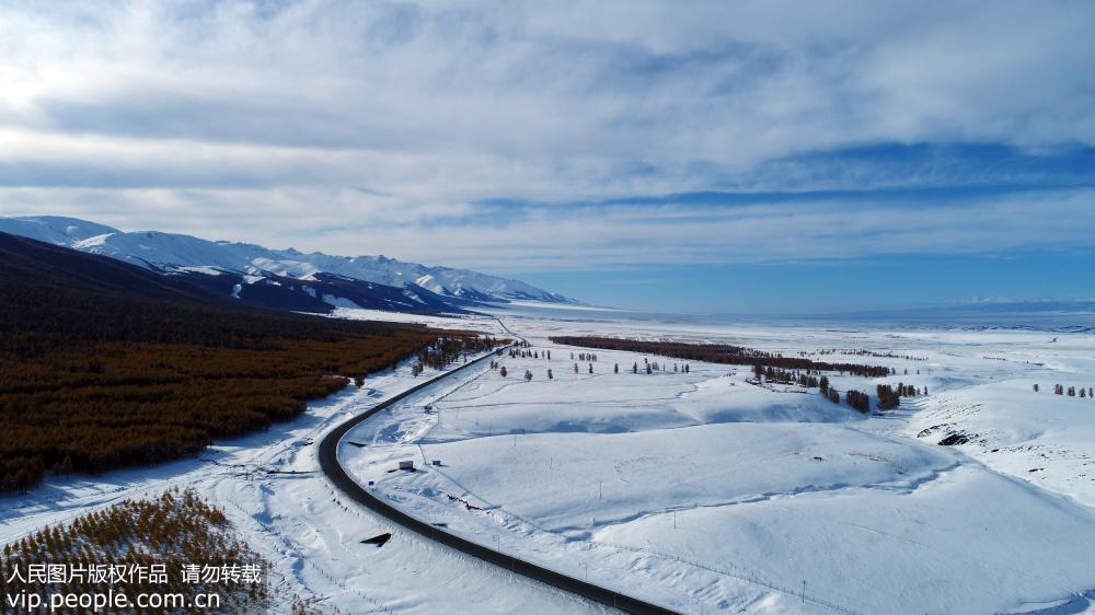 Impresionante paisaje nevado de "encendidas llamaradas" en Xinjiang