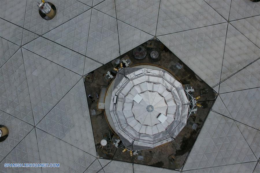 Vista aérea del 9 de agosto de 2017 de la cabina de transmisión del Telescopio de Apertura Esférica de 500m (FAST, por sus siglas en inglés), en el condado de Pingtang, provincia de Guizhou, en el suroeste de China. (Xinhua/Ou Dongqu)