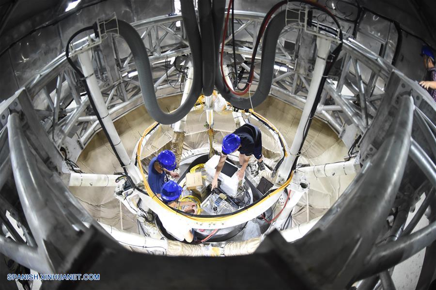 Imagen del 10 de agosto de 2017 de empleados trabajando en la cabina de transmisión del Telescopio de Apertura Esférica de 500m (FAST, por sus siglas en inglés), en el condado de Pingtang, provincia de Guizhou, en el suroeste de China. (Xinhua/Ou Dongqu)