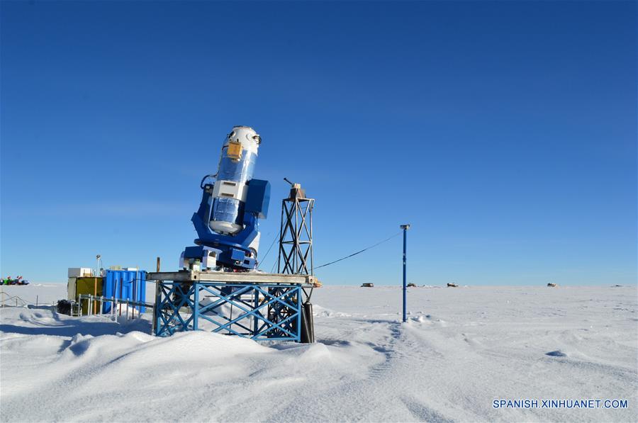 Imagen del 30 de diciembre de 2016 del telescopio chino AST3-2. Científicos chinos anunciaron el lunes la observación con un telescopio en la Antártida de la "contraparte óptica" de las ondas gravitacionales que provienen de la fusión de dos estrellas de neutrones binarias. Las ondas gravitacionales fueron descubiertas por primera vez por los detectores del Observatorio de Interferometría Láser de Ondas Gravitacionales (LIGO), en Estados Unidos, el 17 de agosto. El telescopio chino observó de manera independiente al siguiente día se?ales ópticas resultado de la fusión, de acuerdo con el Centro para la Astronomía de la Antártida de China. ésta es la primera vez que los humanos han detectado ondas gravitacionales y el fenómeno electromagnético correspondiente resultado de una fusión de estrellas de neutrones binarias. (Xinhua/Centro para la Astronomía de la Antártida de China)