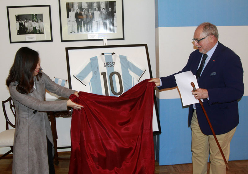 Argentina obsequia una camiseta firmada por Lionel Messi al Colegio Dayu de Beijing 