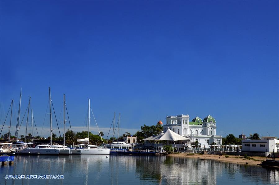 CIENFUEGOS, octubre 20, 2017 (Xinhua) -- Imagen del 13 de octubre de 2017 del embarcadero de yates en la ciudad de Cienfuegos, Cuba. Ubicada a unos 250 kilómetros al sureste de La Habana, la ciudad de Cienfuegos se ha convertido en la nueva perla del turismo en Cuba con un creciente arribo de vacacionistas. La urbe, unas de las pocas de América fundada por franceses, se alza al borde de una amplia bahía que permite la llegada de cruceros y yates cargados de turistas, procedentes principalmente de Canadá, Alemania y Francia, los principales mercados de la isla, en ese orden. En esa localidad, de calles rectilíneas y arquitectura neoclásica, hay más de 700 casas particulares que rentan arriba de 1,400 habitaciones, las que se suman a las 861 disponibles que tienen las instalaciones hoteleras estatales. La singular arquitectura de la ciudad, diferente al resto de la isla, constituye un atractivo particular para los vacacionistas extranjeros, en especial para los canadienses, que por lo regular están un par de semanas en ese lugar, aunque algunos se quedan dos o tres meses. (Xinhua/Joaquín Hernández)