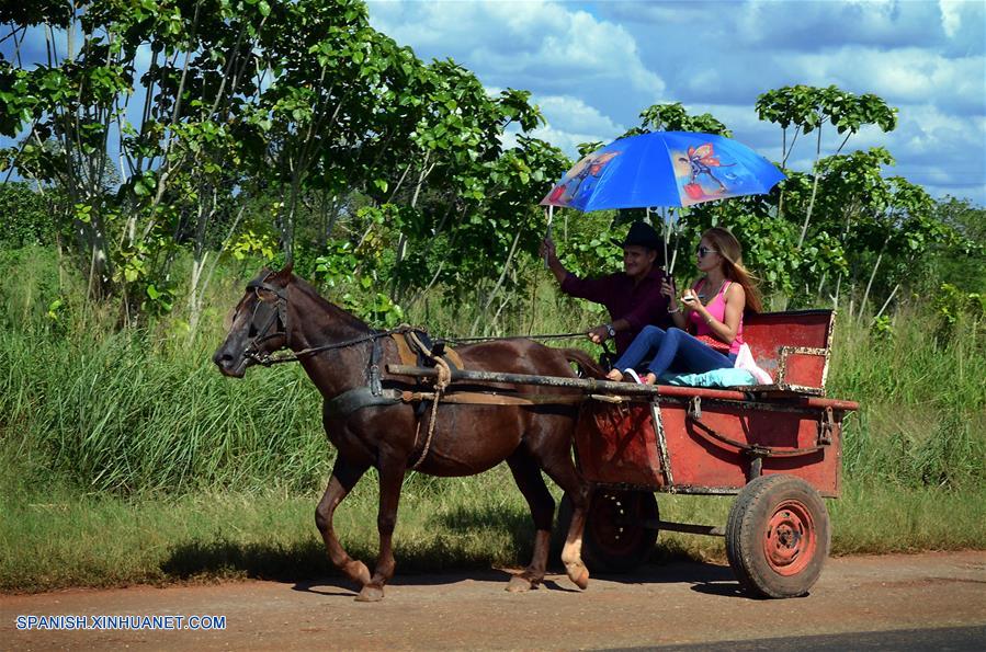 CIENFUEGOS, octubre 20, 2017 (Xinhua) -- Imagen del 14 de octubre de 2017 de una turista paseando a bordo de una carreta en Cienfuegos, Cuba. Ubicada a unos 250 kilómetros al sureste de La Habana, la ciudad de Cienfuegos se ha convertido en la nueva perla del turismo en Cuba con un creciente arribo de vacacionistas. La urbe, unas de las pocas de América fundada por franceses, se alza al borde de una amplia bahía que permite la llegada de cruceros y yates cargados de turistas, procedentes principalmente de Canadá, Alemania y Francia, los principales mercados de la isla, en ese orden. En esa localidad, de calles rectilíneas y arquitectura neoclásica, hay más de 700 casas particulares que rentan arriba de 1,400 habitaciones, las que se suman a las 861 disponibles que tienen las instalaciones hoteleras estatales. La singular arquitectura de la ciudad, diferente al resto de la isla, constituye un atractivo particular para los vacacionistas extranjeros, en especial para los canadienses, que por lo regular están un par de semanas en ese lugar, aunque algunos se quedan dos o tres meses. (Xinhua/Joaquín Hernández)