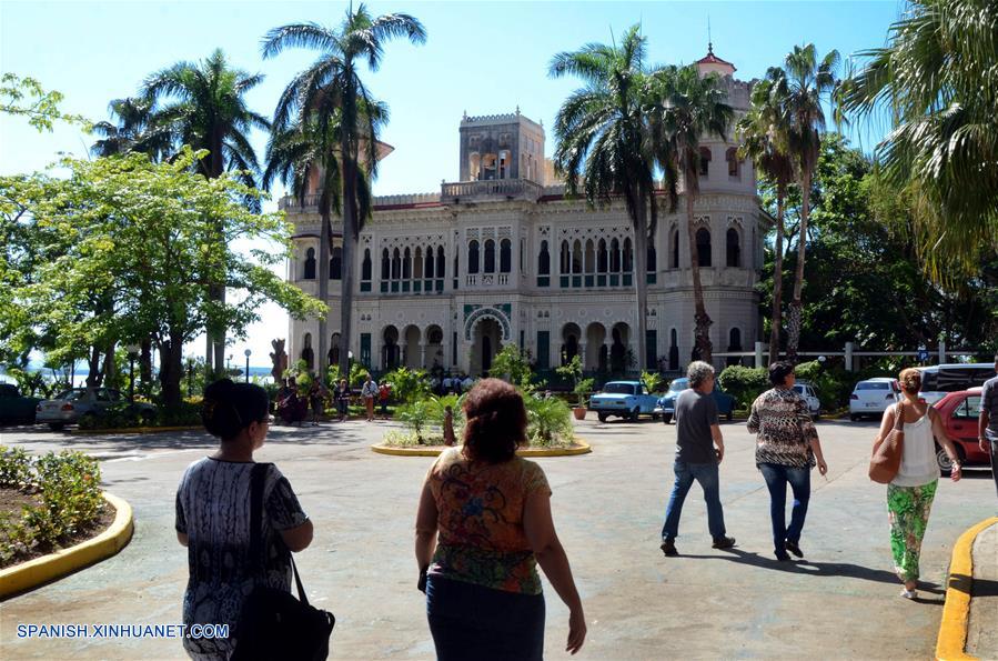 CIENFUEGOS, octubre 20, 2017 (Xinhua) -- Imagen del 13 de octubre de 2017 de turistas caminando frente a un hotel en la ciudad de Cienfuegos, Cuba. Ubicada a unos 250 kilómetros al sureste de La Habana, la ciudad de Cienfuegos se ha convertido en la nueva perla del turismo en Cuba con un creciente arribo de vacacionistas. La urbe, unas de las pocas de América fundada por franceses, se alza al borde de una amplia bahía que permite la llegada de cruceros y yates cargados de turistas, procedentes principalmente de Canadá, Alemania y Francia, los principales mercados de la isla, en ese orden. En esa localidad, de calles rectilíneas y arquitectura neoclásica, hay más de 700 casas particulares que rentan arriba de 1,400 habitaciones, las que se suman a las 861 disponibles que tienen las instalaciones hoteleras estatales. La singular arquitectura de la ciudad, diferente al resto de la isla, constituye un atractivo particular para los vacacionistas extranjeros, en especial para los canadienses, que por lo regular están un par de semanas en ese lugar, aunque algunos se quedan dos o tres meses. (Xinhua/Joaquín Hernández)