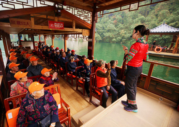 Un grupo de ciudadanos de la tercera edad viajan por Zhangjiajie, provincia de Hunan, 24 de octubre del 2017. [Foto: Xinhua]