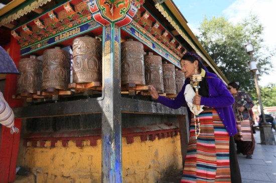 Devotos pegrinan a Lhasa, centro del budismo tibetano