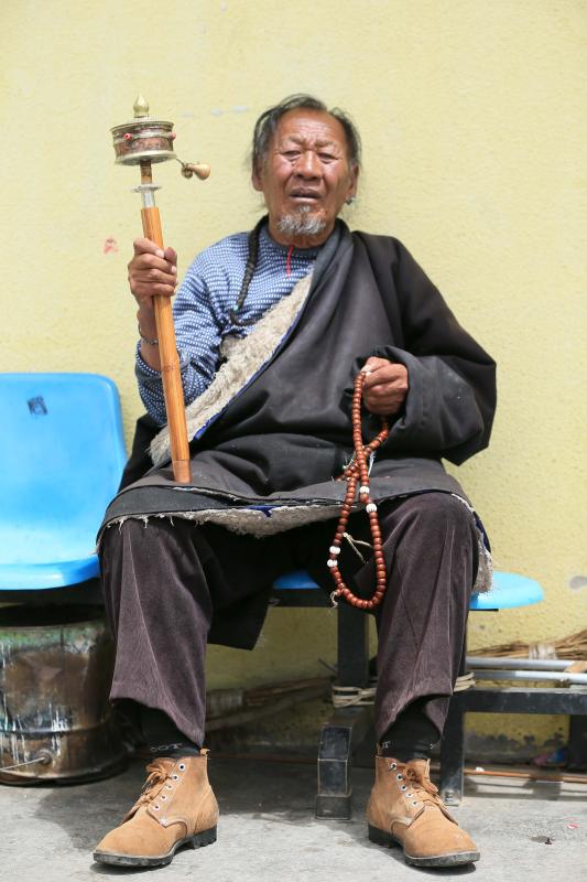 Devotos pegrinan a Lhasa, centro del budismo tibetano