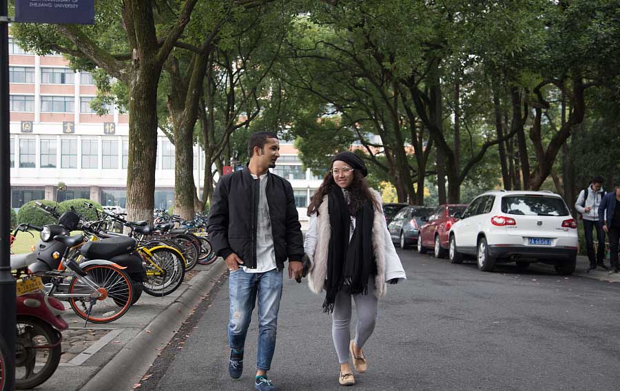 Nayeem Hafeez camina con su novia, quien le ense?ó a utilizar el pago electrónico con teléfono móvil en Hangzhou, provincia de Zhejiang, el 12 de noviembre de 2017. [Foto / VCG]