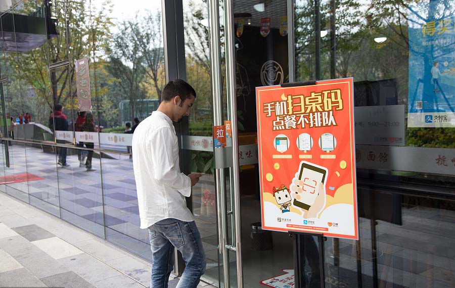 Nayeem Hafeez entra en un restaurante en Hangzhou, provincia de Zhejiang, el 12 de noviembre de 2017. [Foto / VCG]