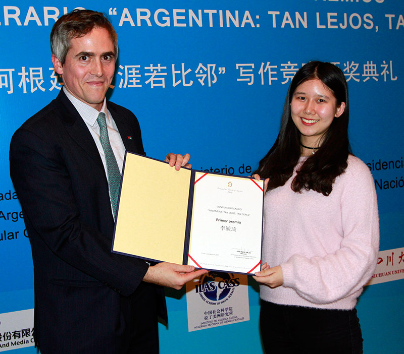 Juan Manuel Cortelletti, consejero cultural de la embajada argentina en China, entregó el gran premio del primer concurso literario “Argentina: tan lejos, tan cerca”, Beijing, 21 de noviembre del 2017. (Foto: YAC)