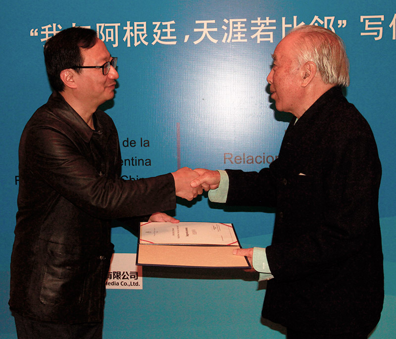 El profesor Qiu Xinnian, de 82 a?os, fue el ganador del segundo premio compartido del primer concurso literario “Argentina: tan lejos, tan cerca”. Beijing, 21 de noviembre del 2017. (Foto: YAC)