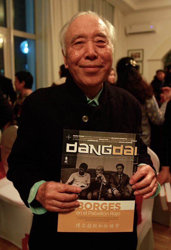 El profesor Qiu Xinnian, de 82 a?os, muestra la portada de una revista argentina donde él aparece junto al escritor Jorge Luis Borges, gran poeta que tuvo la suerte de visitar y conocer. Beijing, 21 de noviembre del 2017. (Foto: YAC)