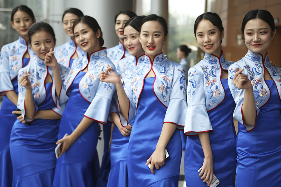 Voluntarios de la IV Conferencia Mundial de Internet, a celebrarse del 3 al 5 de diciembre en Wuzhen, posan en la ciudad de Tongxiang, provincia de Zhejiang, 27 de noviembre del 2017. [Foto: VCG]