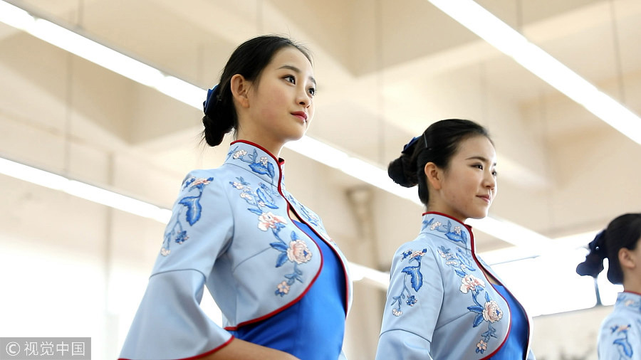 Voluntarios de la IV Conferencia Mundial de Internet, a celebrarse del 3 al 5 de diciembre en Wuzhen, posan en la ciudad de Tongxiang, provincia de Zhejiang, 27 de noviembre del 2017. [Foto: VCG]