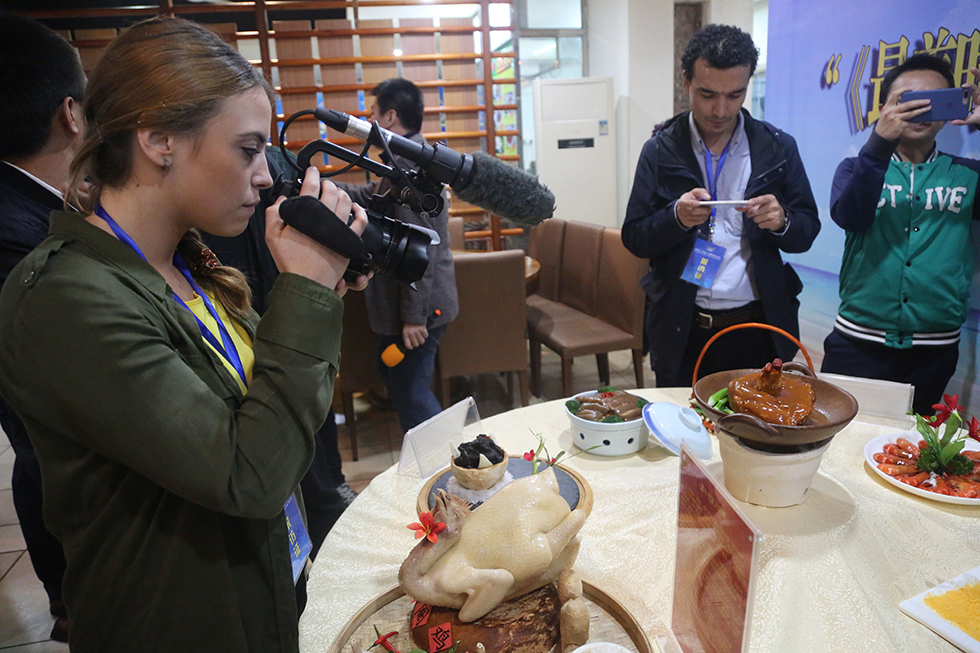 Medios extranjeros visitan la ciudad de Wenchang