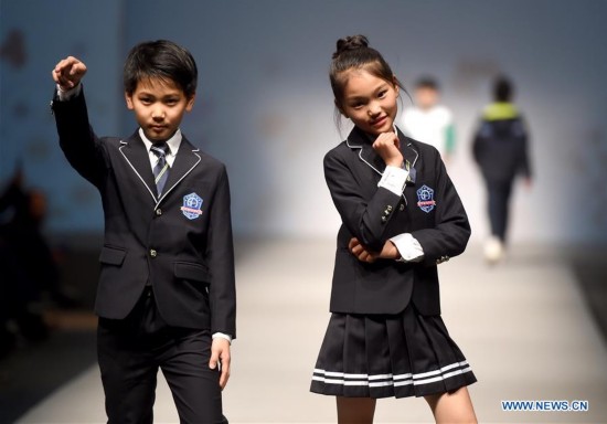 Estudiantes modelan uniformes en el Instituto de Tecnología de la Moda de Beijing