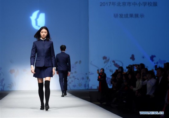 Estudiantes modelan uniformes en el Instituto de Tecnología de la Moda de Beijing