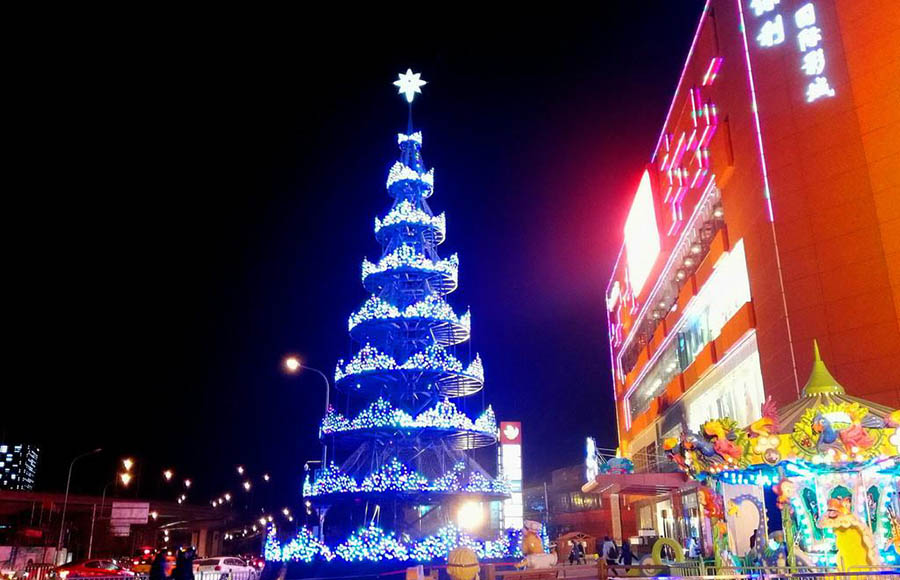 Un centro comercial en Beijing se prepara para la Navidad y el A?o Nuevo con exhibiciones festivas y luminosas, el 23 de noviembre de 2017. [Foto / IC]