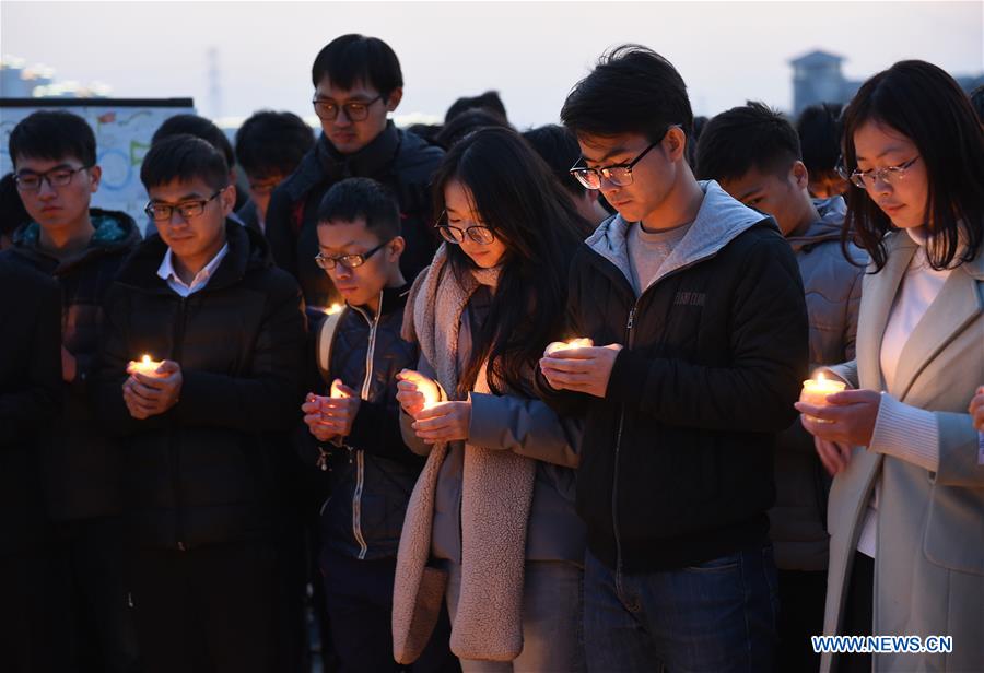 Universitarios encienden velas para recordar a las víctimas de la Masacre de Nanjing