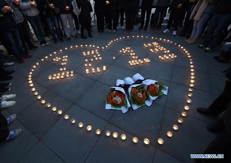 Universitarios encienden velas para recordar a las víctimas de la Masacre de Nanjing