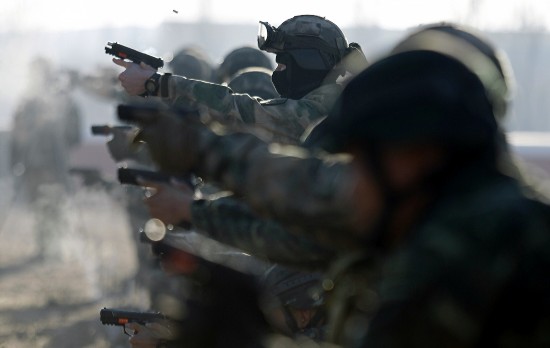 Oficiales de la Policía Armada de China y sus contrapartes rusos participan en un simulacro de lucha contra el terrorismo en Yinchuan, capital de la región autónoma Hui de Ningxia, el 13 de diciembre de 2017. WANG TAO / PARA CHINA DAILY