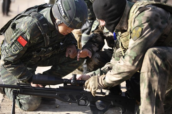 Oficiales de la Policía Armada de China y sus contrapartes rusos participan en un simulacro de lucha contra el terrorismo en Yinchuan, capital de la región autónoma Hui de Ningxia, el 13 de diciembre de 2017. WANG TAO / PARA CHINA DAILY