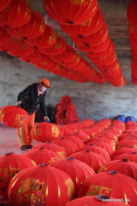 Los trabajadores preparan farolillos para el próximo a?o nuevo en Shanxi