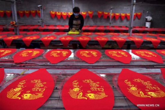 Los trabajadores preparan farolillos para el próximo a?o nuevo en Shanxi