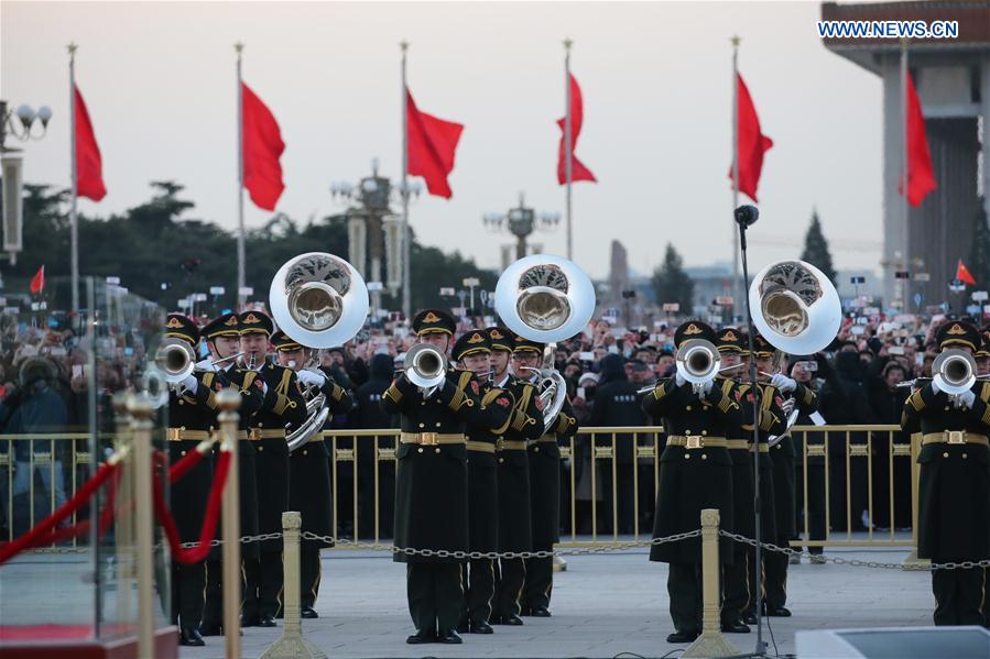 Ejército Popular de Liberación se hace cargo del izado de bandera en la Plaza Tian'anmen desde el día de A?o Nuevo