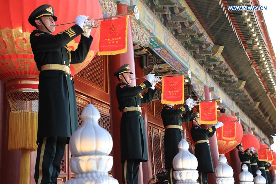 Ejército Popular de Liberación se hace cargo del izado de bandera en la Plaza Tian'anmen desde el día de A?o Nuevo