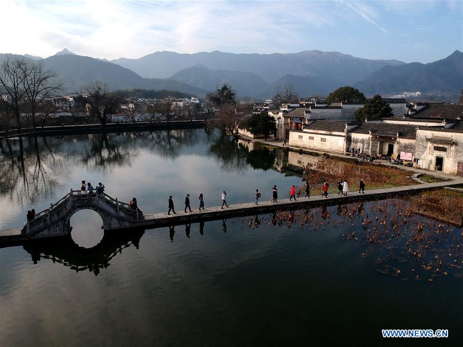 Turistas visitan la antigua aldea Hongcun en Anhui