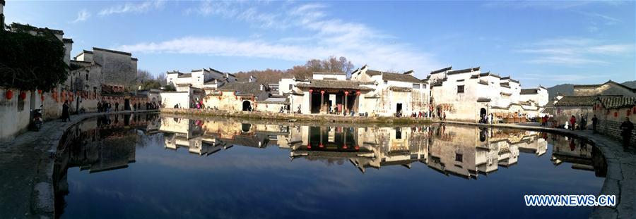 Turistas visitan la antigua aldea Hongcun en Anhui