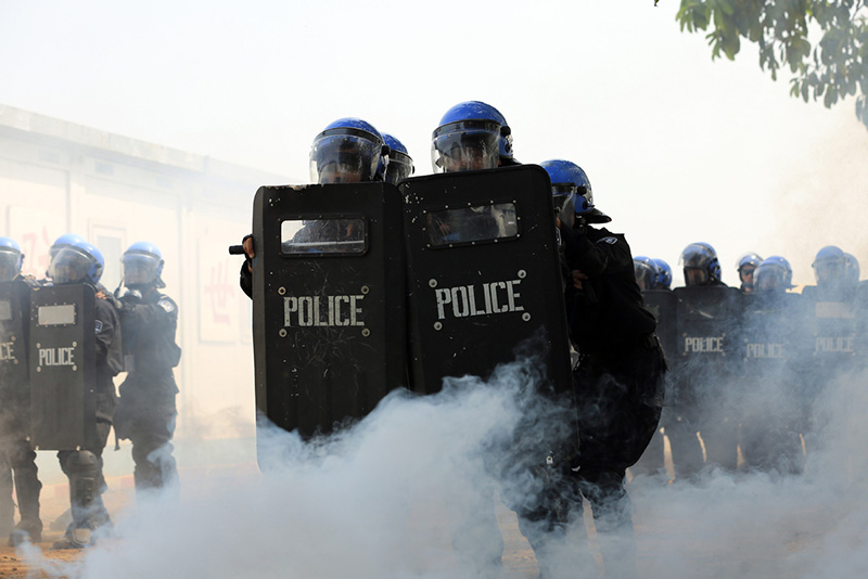 Miembros de la policía china para el mantenimiento de la paz participan de un entrenamiento táctico e integrado en Monrovia, capital de Liberia. Ellos se preparan para afrontar una gran variedad de situaciones de emergencia, 13 de enero del 2018. (Foto: Zhao Xiaoxin/ Xinhua)