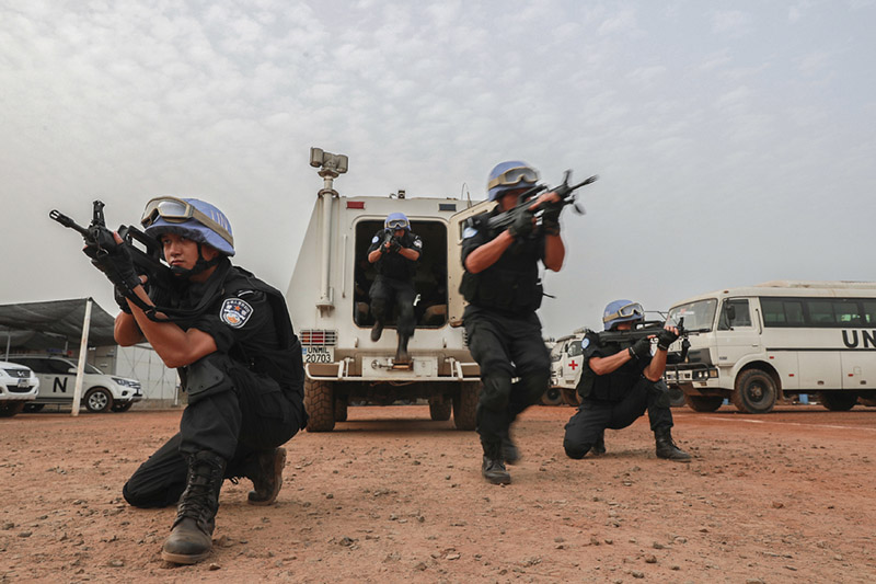 Miembros de la policía china para el mantenimiento de la paz participan de un entrenamiento táctico e integrado en Monrovia, capital de Liberia. Ellos se preparan para afrontar una gran variedad de situaciones de emergencia, 13 de enero del 2018. (Foto: Zhao Xiaoxin/ Xinhua)