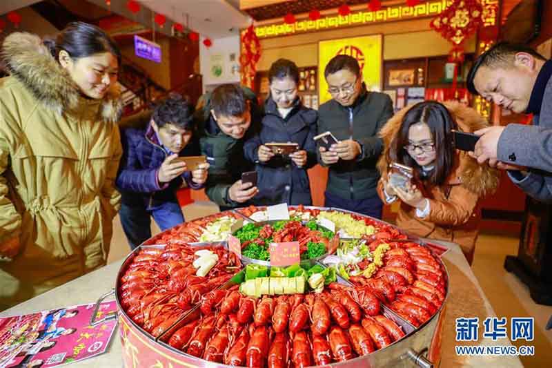 Maestros cocineros de Jiangsu preparan langostinos para saludar el Festival de Primavera